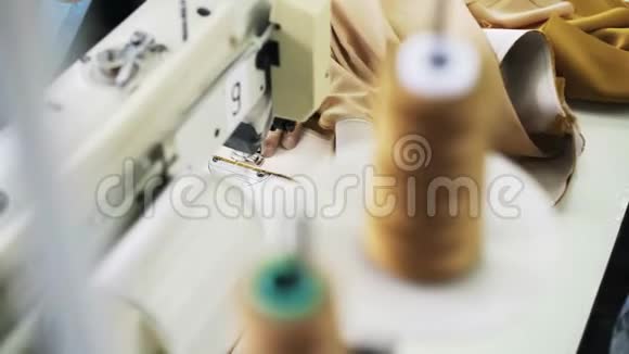 工人在工厂缝制一条米色裙子视频的预览图