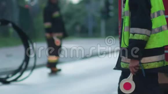 消防队员穿制服交通规则视频的预览图