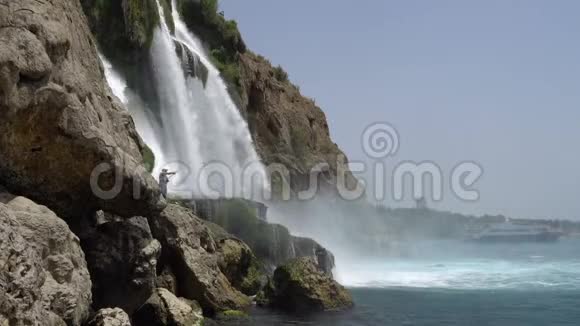 在土耳其的安塔利亚瀑布落入海中的渔夫视频的预览图