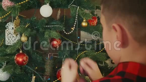 男孩装饰圣诞树视频的预览图