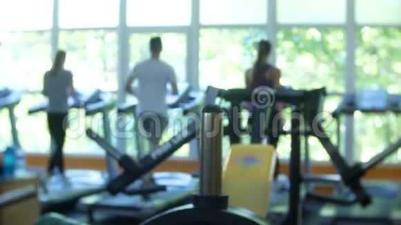 模糊的健身健身房人们在体育俱乐部中心进行有氧运动4k视频的预览图