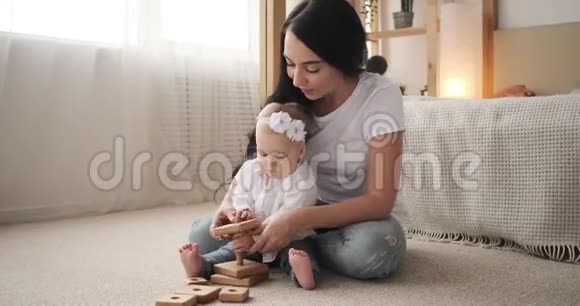 妈妈和宝贝女儿玩玩具积木视频的预览图