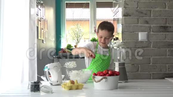 儿童品尝草莓与白色奶油视频的预览图