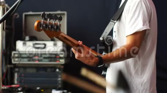鼓手和低音手弹低音吉他在舞台上后侧视图视频的预览图