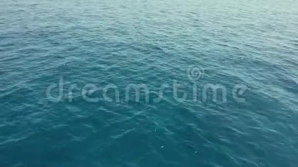 从大海上的一艘船上醒来海水蔚蓝地平线蓝天和云彩视频的预览图
