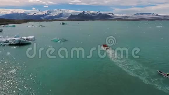 这艘带游客的船正驶向冰岛海岸安德列夫视频的预览图