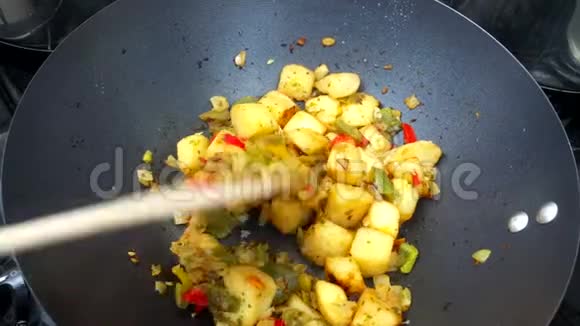 拉近地中海混合蔬菜的距离这种蔬菜在一个锅中被搅动视频的预览图