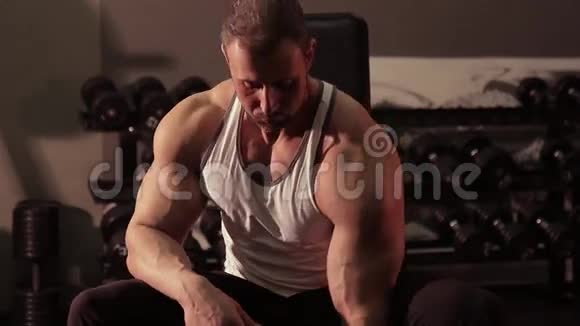 运动的人在健身房锻炼肌肉视频的预览图