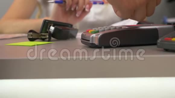 人手在pos终端应用信用卡卡片的细节用于货币交易的信用卡机器关闭视频的预览图