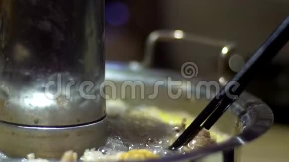 传统北京火锅的慢动作与甜甜圈形状的黄铜锅视频的预览图