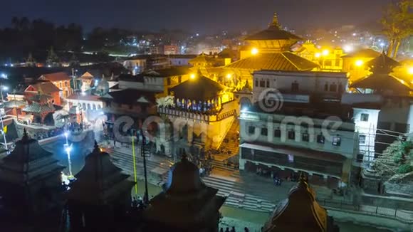 在帕舒帕蒂纳特寺庙一个印度教信仰的神圣寺庙广场的看法尼泊尔加德满都视频的预览图