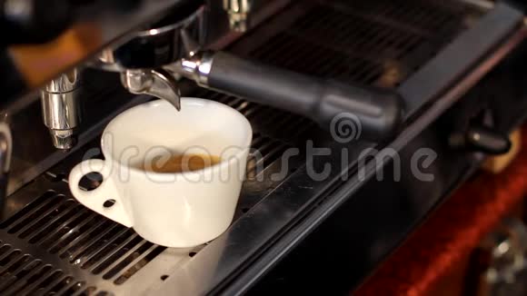 关闭咖啡机与白色咖啡杯咖啡机准备咖啡浓缩咖啡准备视频的预览图
