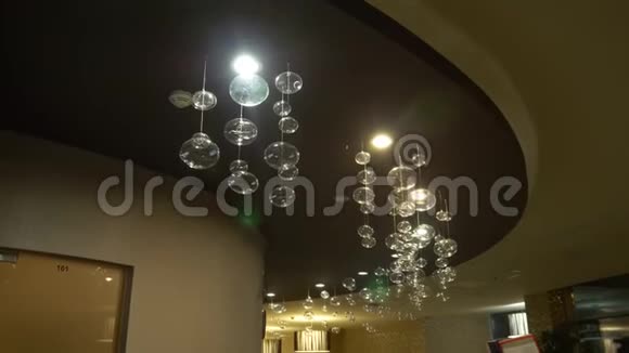 灯具特写水晶现代吊灯细节背景以气泡形式悬挂的灯闪烁视频的预览图