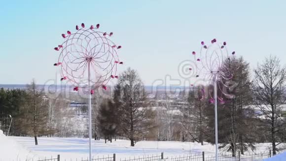 在雪城背景上旋转金属圆形图案视频的预览图