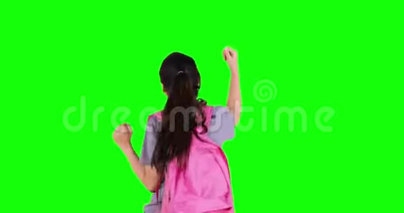 带背包的学生在工作室跳舞视频的预览图