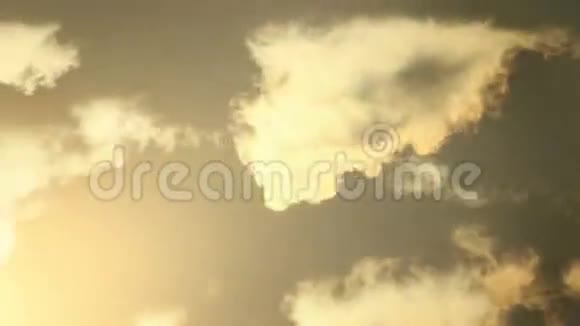 黎明的灯光照在云层上视频的预览图