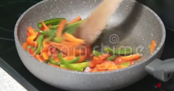 在锅上混合新鲜蔬菜视频的预览图