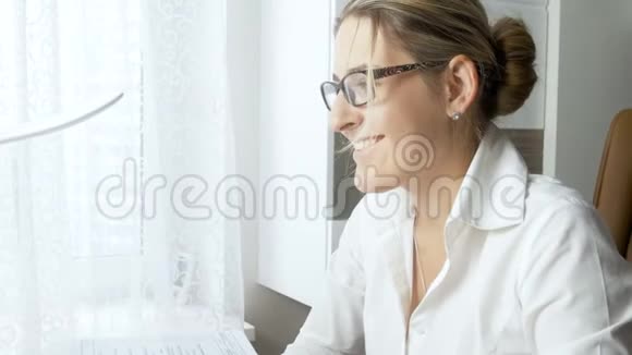 4k特写镜头美丽的微笑女商人戴着眼镜在办公室工作视频的预览图