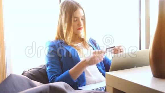 女孩在网上购物视频的预览图