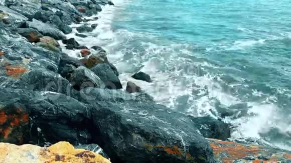 晴天时海浪冲击岩石视频的预览图