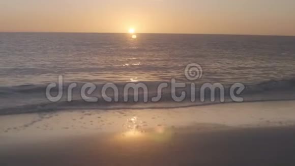 浪漫海滩与阳光镜头的火焰视频的预览图