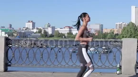 庄稼女人在城里跑视频的预览图