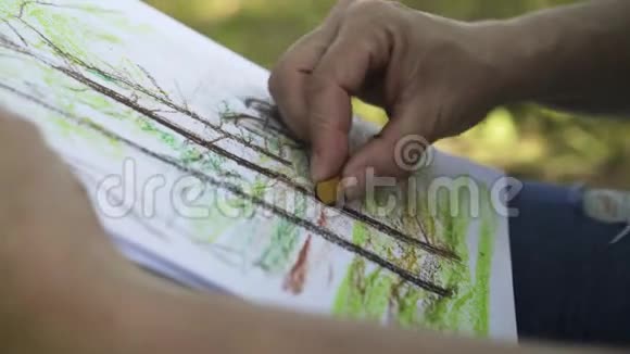 一个女人在公园里画一棵树视频的预览图