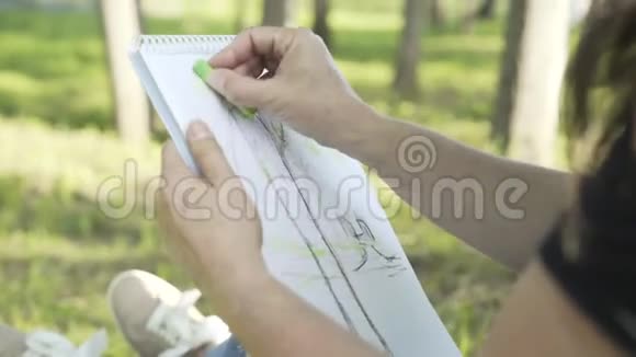 一位中年妇女在公园写生的侧景视频的预览图
