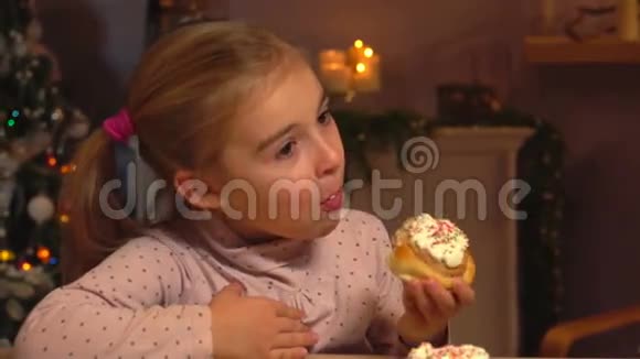 小女孩吃肉桂卷视频的预览图