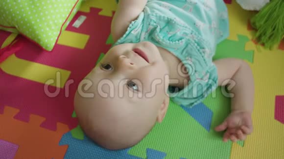 小宝宝躺在五颜六色的床上视频的预览图