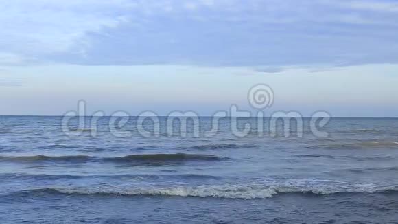 苏格兰阿伯丁北海海滩的巨浪视频的预览图