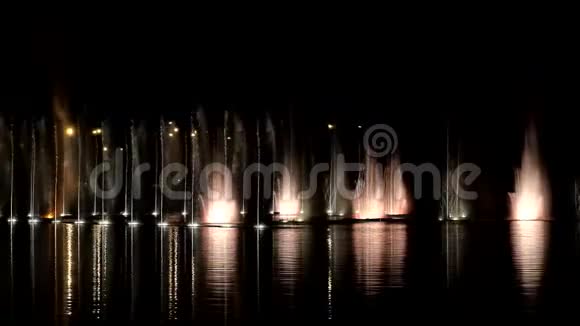 带灯光的跳舞喷泉第13集视频的预览图