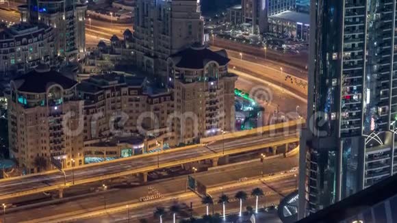 迪拜市区傍晚时分高速公路立交的鸟瞰图视频的预览图