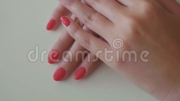 在美甲馆展示红色指甲的手视频的预览图