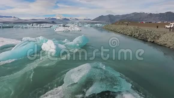 海洋海岸附近的蓝色冰川碎片安德列夫视频的预览图