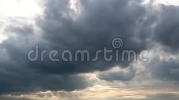 戏剧性的气氛视频片段时间流逝4k美丽的黄昏天空和云彩视频的预览图