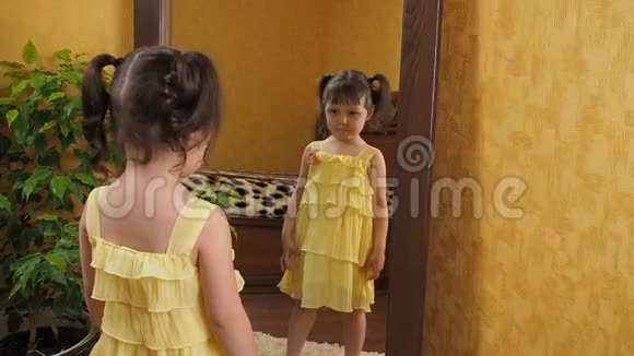 一个小女孩在照镜子一个头上有尾巴的漂亮女孩拿着她的裙子一个孩子视频的预览图