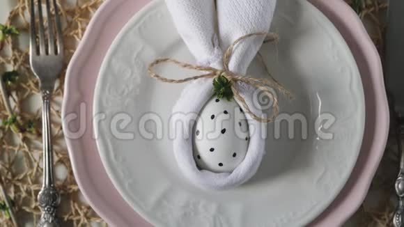 美丽的节日复活节餐桌设置与餐巾复活节兔子节日的复活节餐桌设置复活节餐桌视频的预览图