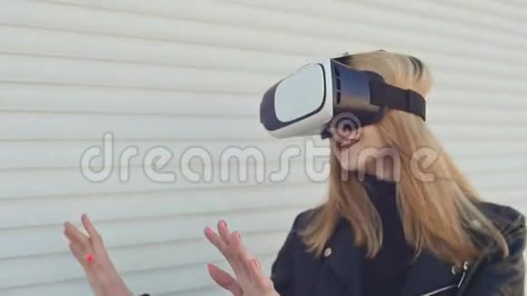 年轻时尚的金发女郎戴着白色墙壁上的虚拟眼镜视频的预览图