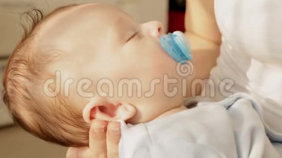 3个月大的小男孩睡在妈妈手上的特写镜头视频的预览图