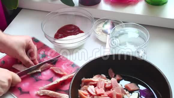 一个人把肉切成小块做成肉酱其他食材并排站在桌上视频的预览图