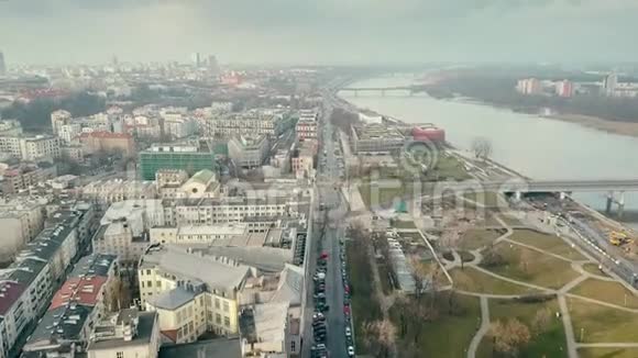 华沙冬季维斯图拉河堤的空中拍摄视频的预览图