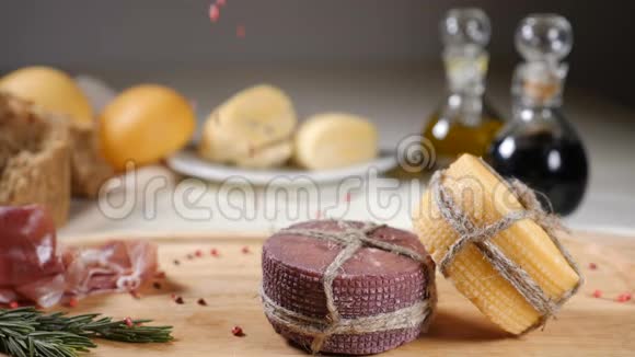 餐厅概念表格设置两块用绳子装饰的奶酪在木制背景上自制视频的预览图