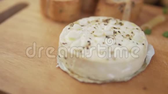 加蒜烤卡蒙伯特奶酪加蒜橄榄油胡椒和面包视频的预览图