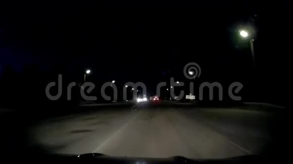 危险的夜间道路转弯视频的预览图