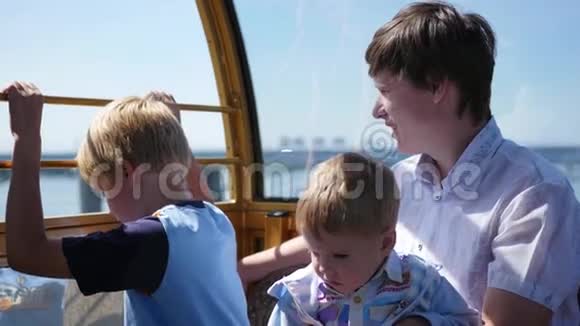 幸福的家庭在摩天轮上行走全景观视频的预览图