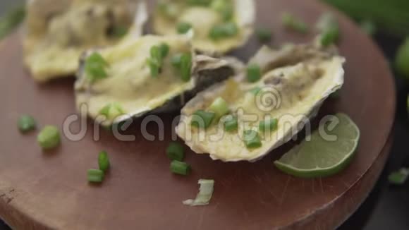 慢动作特写在餐厅提供带有奶酪洋葱和石灰的开放牡蛎视频的预览图