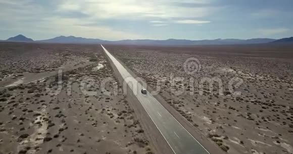 高速公路与移动SUV车在死亡谷美国视频的预览图