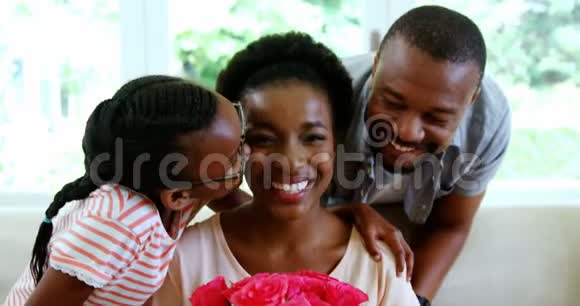 男人和女儿在客厅亲吻女人的脸颊视频的预览图