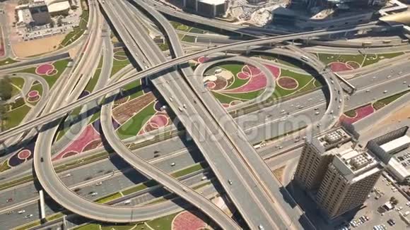迪拜道路交叉口的鸟瞰图视频的预览图